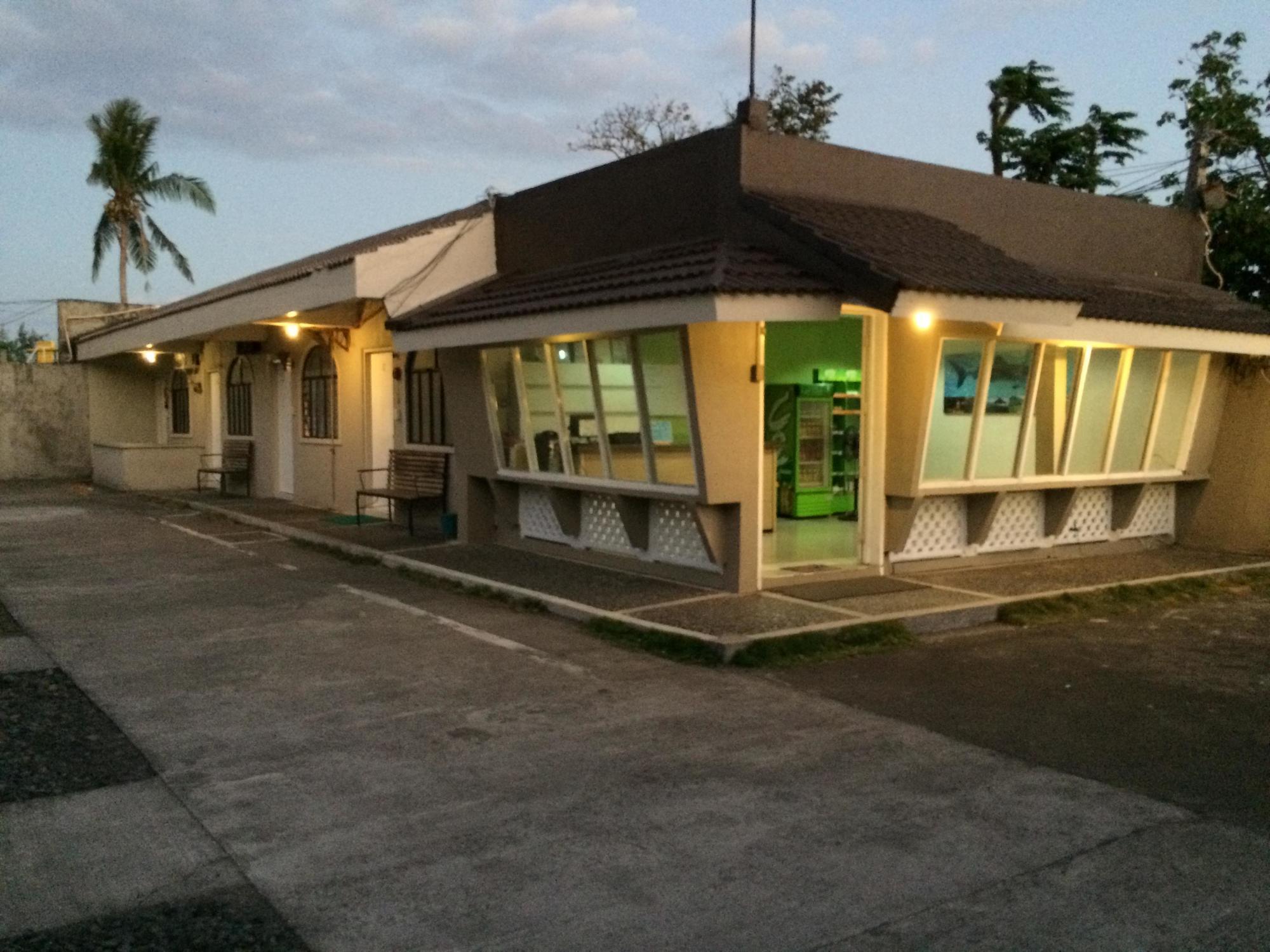Night & Day Inn Legazpi Buitenkant foto